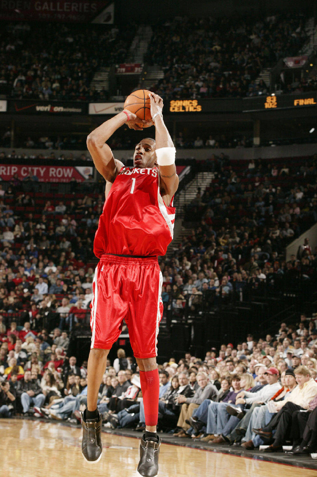 NBA半场：字母哥19分8篮板，雄鹿56-53领先步行者