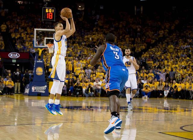 时隔34年维京队再夺挪超冠军，球迷冲入球场内疯狂庆祝