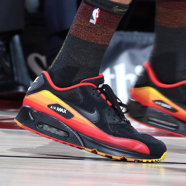 状态不佳！爱德华兹11中3得到15分5失误