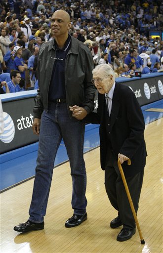 客场2-1力克中国香港，新加坡时隔41年重返亚洲杯正赛