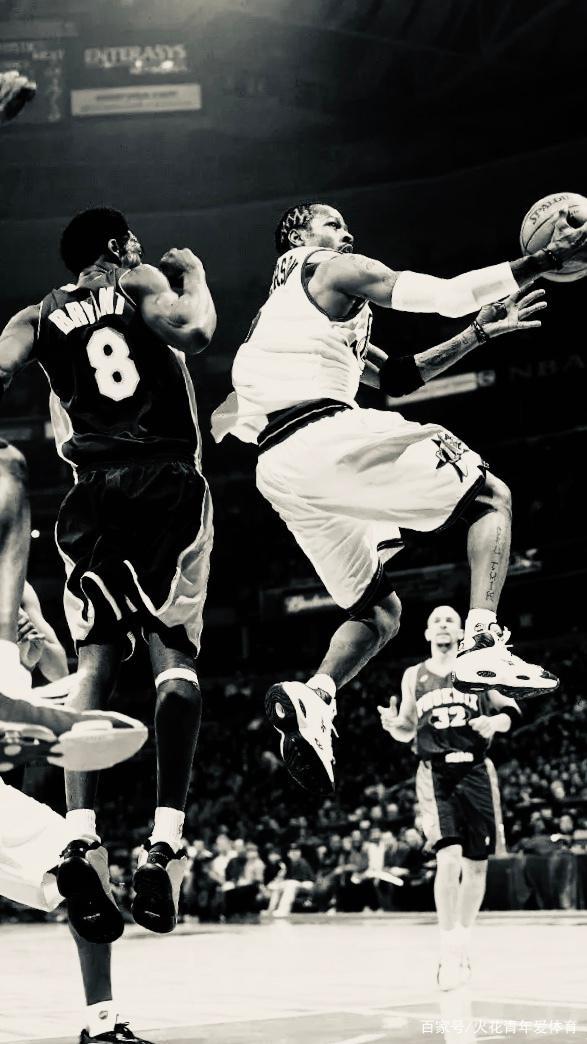 劳塔罗飞铲罗伯逊染黄，国米战利物浦上半场13分钟现争议